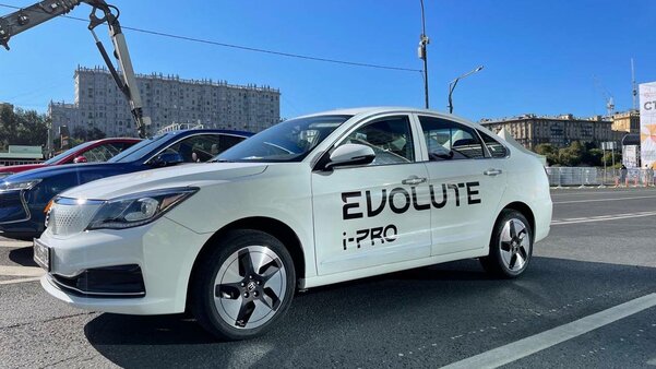 В Москве представили три серийных электрокара российской Tesla