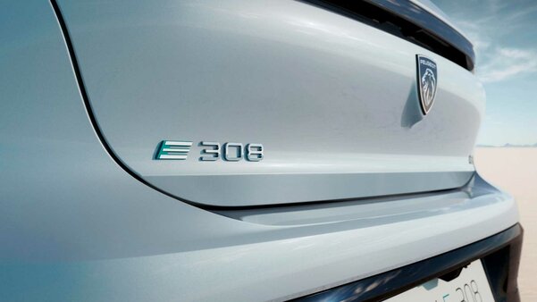 Представлена электрическая версия Peugeot 308 в кузове хэтчбек и универсал
