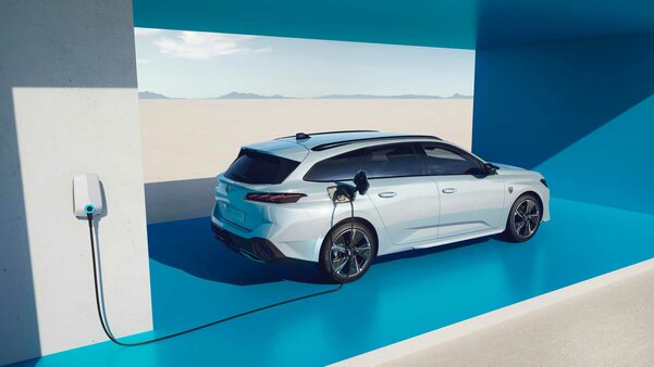 Представлена электрическая версия Peugeot 308 в кузове хэтчбек и универсал