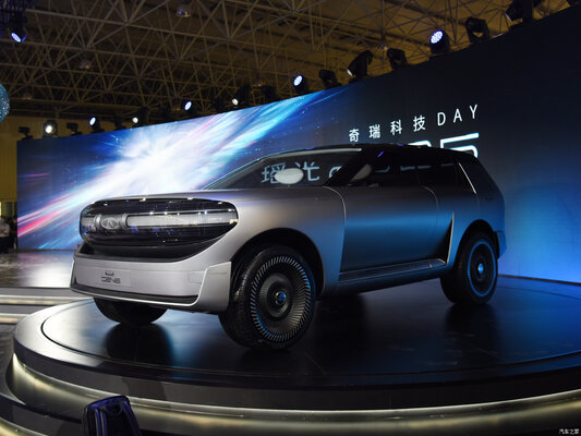 Chery introduced a prototype of a futuristic crossover: two drones and an electric skateboard in the trunk