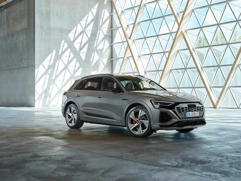 Audi представила совершенно новый Q8 e-tron: с дерзким кузовом и салоном из переработанных материалов