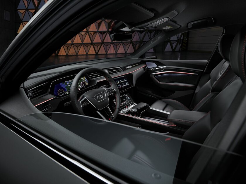 Audi представила совершенно новый Q8 e-tron: с дерзким кузовом и салоном из переработанных материалов