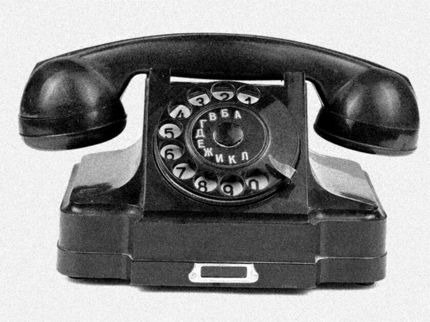 Отыскал самые поразительные телефоны из СССР. Нашёл даже модель от Tesla!