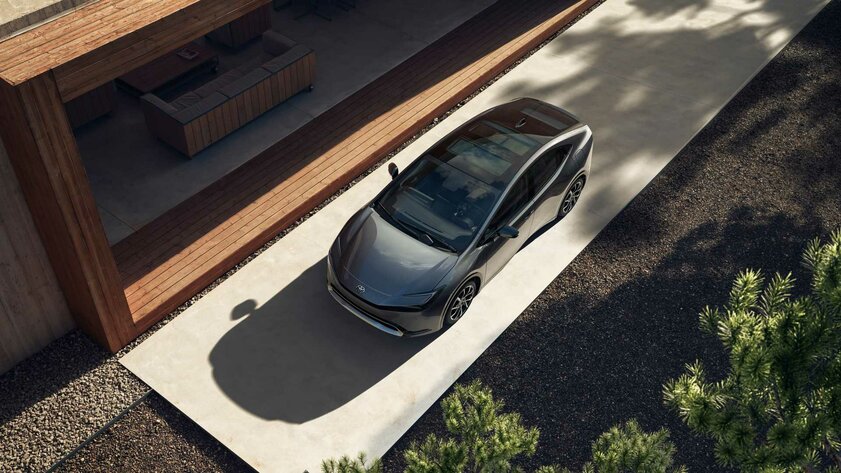 Toyota представила Prius 5-го поколения: с очень стильным кузовом, необычными фарами и гибридной силовой установкой