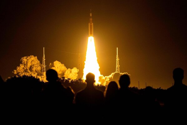 Корабль NASA Orion вернулся на Землю, облетев Луну. Следующая миссия с экипажем