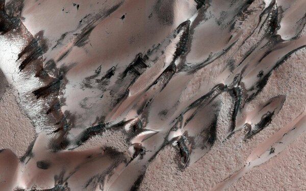 Снег, лёд и –123°: NASA показало зимний Марс