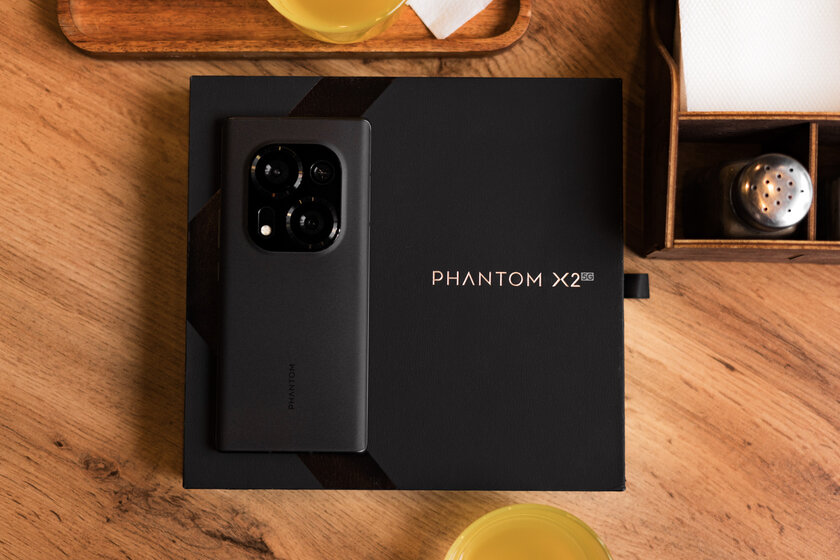 Этот смартфон будто отфотошопленный. Каково с Tecno Phantom X2 в реальной жизни — Внешний вид. 1