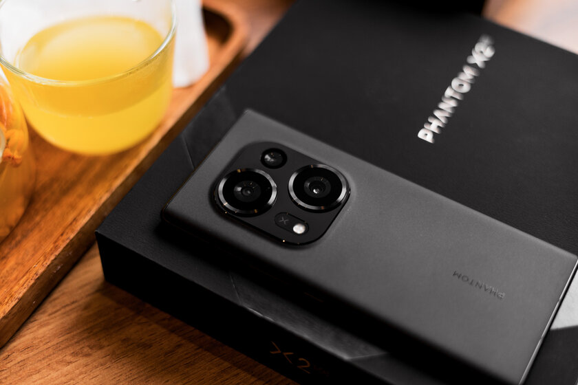 Этот смартфон будто отфотошопленный. Каково с Tecno Phantom X2 в реальной жизни — Внешний вид. 2
