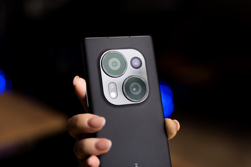 Этот смартфон будто отфотошопленный. Каково с Tecno Phantom X2 в реальной жизни — Внешний вид. 6