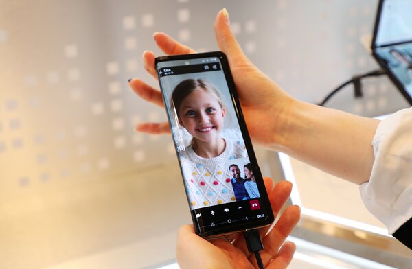 Samsung показал шарнир для складного смартфона, вращающийся на 360 градусов