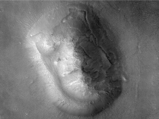 NASA получило ещё одно странное изображение с Марса. Похоже на морду медведя
