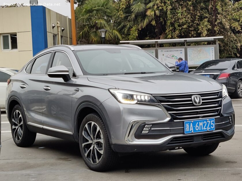 A stylish Chinese crossover was brought to Russia: it costs much cheaper than the Germans