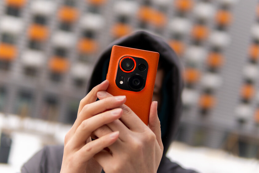 Камера этого смартфона выезжает как у фотоаппарата. Обзор TECNO PHANTOM X2 Pro — Внешний вид и эргономика. 6