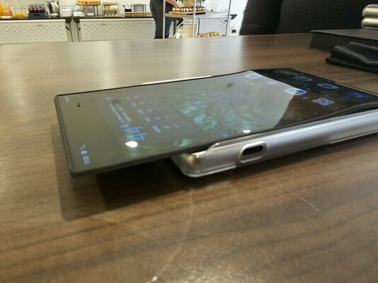 Так выглядит смартфон с выдвижным экраном: Motorola Rizr показали вживую