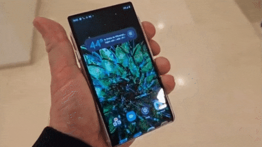 Так выглядит смартфон с выдвижным экраном: Motorola Rizr показали вживую