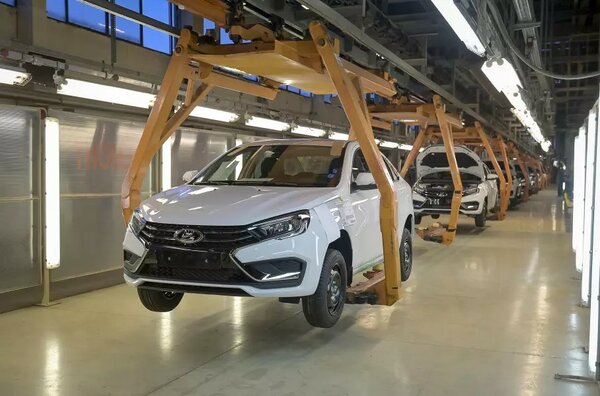 В России начали выпускать Lada Vesta нового поколения со слегка изменённым дизайном