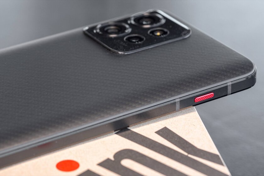 Обзор ThinkPhone: реинкарнация ThinkPad в обличии смартфона? — Дизайн. 3