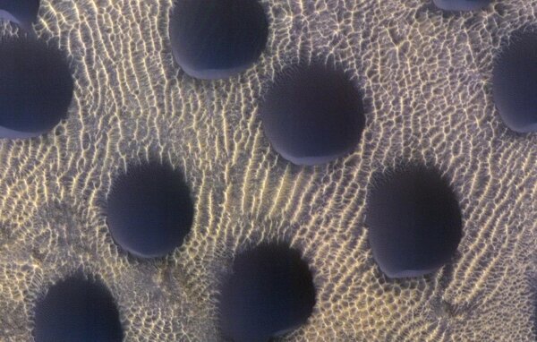 NASA показало странные почти идеальные круги на Марсе. Что это?