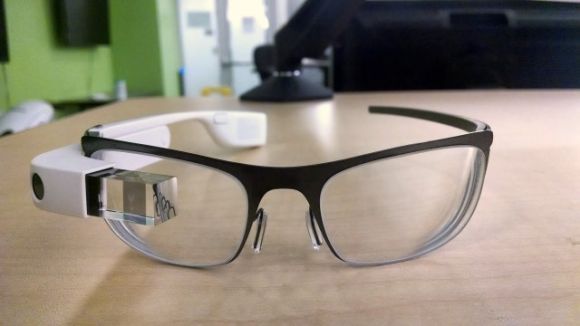 Живые фотографии новой конструкции Google Glass