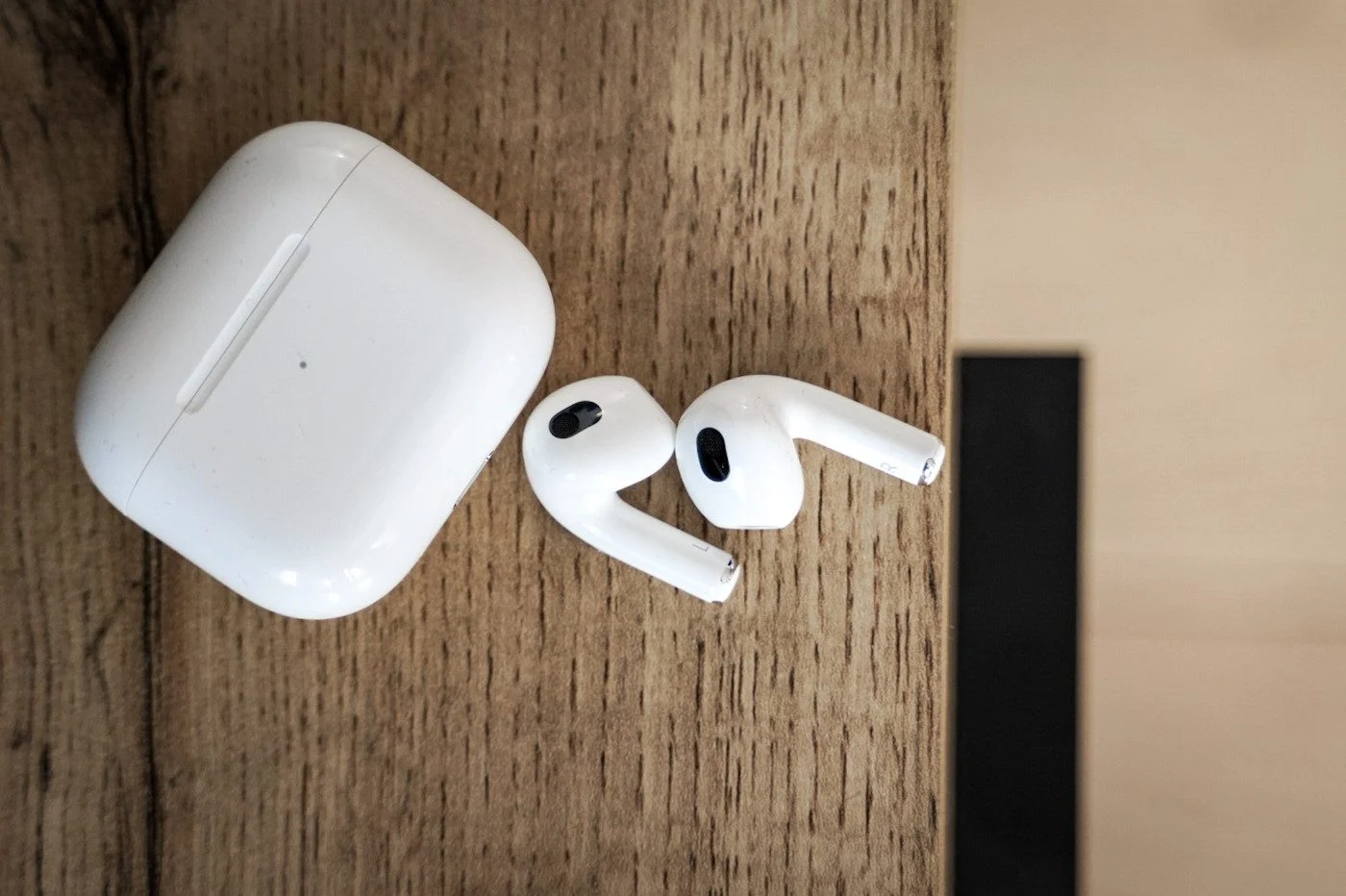 Первые в мире проводные AirPods: инженер припаял к наушникам провод с ...