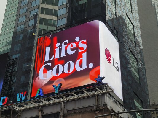 LG сменила логотип впервые за 9 лет. Смайлик «ожил» и теперь подмигивает