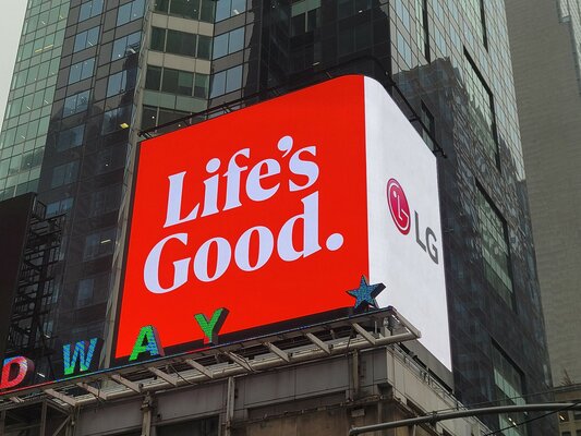 LG сменила логотип впервые за 9 лет. Смайлик «ожил» и теперь подмигивает