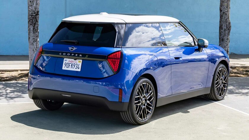 Классический дизайн с мелкими доработками: появились первые фото нового Mini Cooper