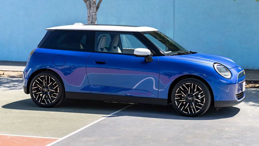 Классический дизайн с мелкими доработками: появились первые фото нового Mini Cooper