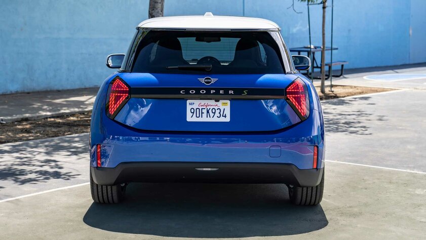 Классический дизайн с мелкими доработками: появились первые фото нового Mini Cooper