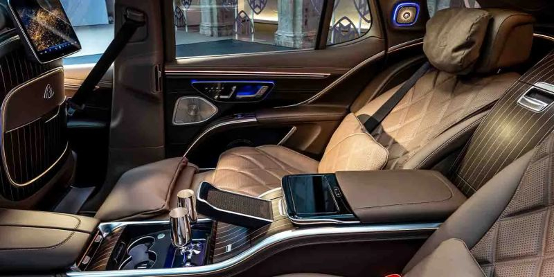 Это первый электромобиль от Mercedes-Maybach: роскошный EQS 680 SUV со встроенным холодильником