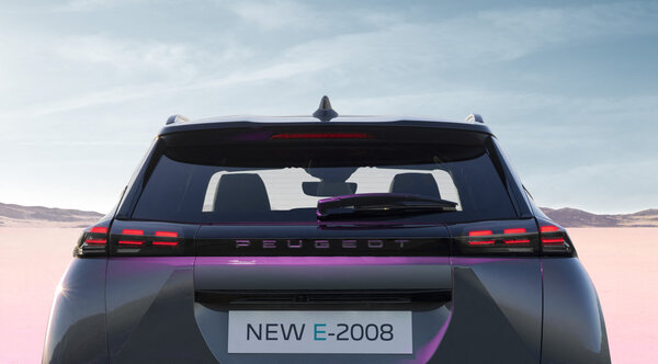 Обновленный Peugeot 2008 получил более мощную и дальнобойную электрическую версию