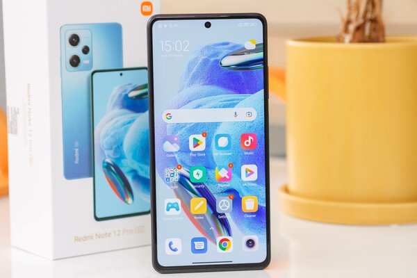 Рейтинг лучших смартфонов до 30 000 рублей: какой купить в феврале 2024 — 2. Xiaomi Redmi Note 12 Pro 5G (8/256 ГБ). 1