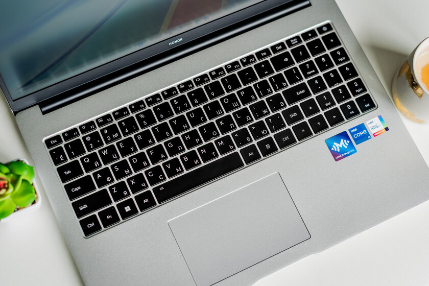 Этот большой, но компактный ноутбук подходит абсолютно для всего. Обзор HONOR MagicBook X 16 Pro — Клавиатура и тачпад. 1