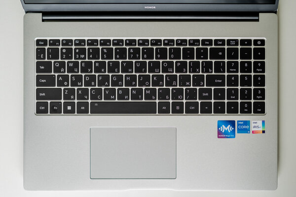 Этот большой, но компактный ноутбук подходит абсолютно для всего. Обзор HONOR MagicBook X 16 Pro — Клавиатура и тачпад. 3