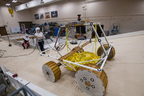 В NASA создают луноход-охотник: он будет искать лёд на дне кратеров