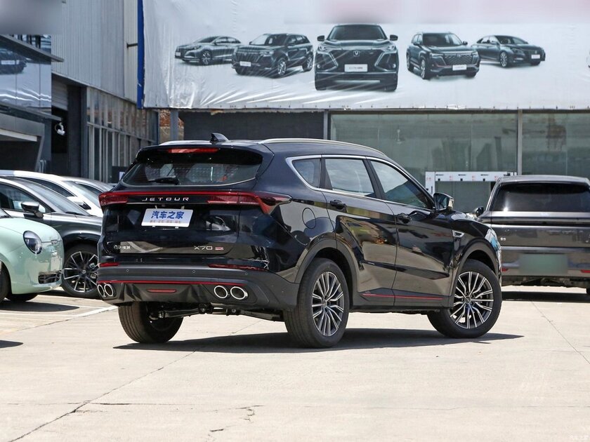 Мощный мотор, адаптивный круиз-контроль и красный салон: Jetour представила X70 Pro