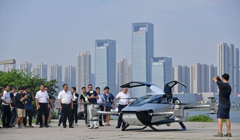 Китайский летающий автомобиль Xpeng 2 совершил первый полёт через реку: как это было