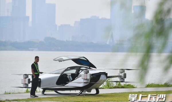 Китайский летающий автомобиль Xpeng 2 совершил первый полёт через реку: как это было