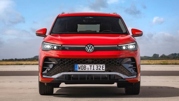 Представлен Volkswagen Tiguan нового поколения: топовая версия проедет 100 км без бензина