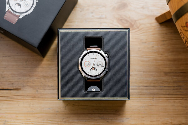 Удобные и живучие часы без компромиссов: обзор Huawei Watch GT 4 — Комплектация и упаковка. 2