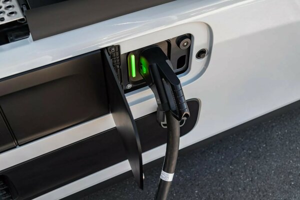 Mercedes бросает вызов Tesla: представлен электрогрузовик eActros 600 для дальних перевозок