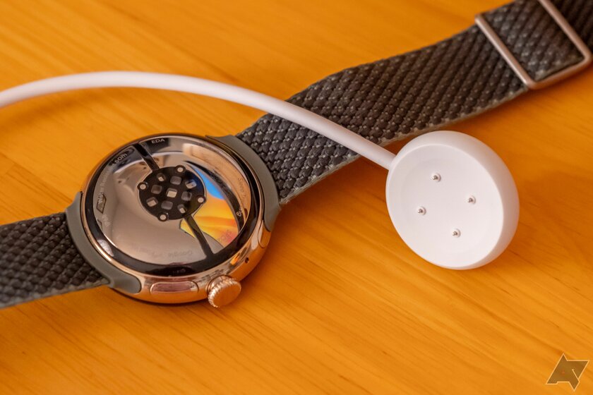 Google показала, какими должны быть умные часы (почти): обзор Pixel Watch 2 — Аккумулятор и зарядка. 2