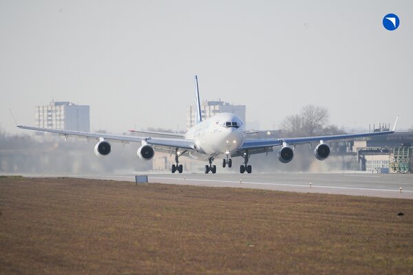 Российский широкофюзеляжный самолёт Ил-96-400М впервые поднялся в воздух