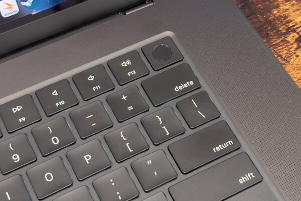Если вам не нравились MacBook, то сейчас вы измените мнение. Обзор MacBook Pro на M3 Max — Внешность. 5