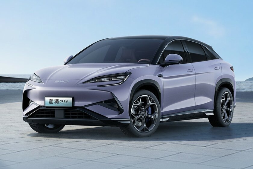 Полный привод, спортивный кузов и огромные дисплеи: BYD представила сразу два электрокроссовера