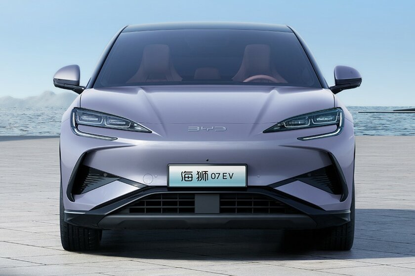 Полный привод, спортивный кузов и огромные дисплеи: BYD представила сразу два электрокроссовера