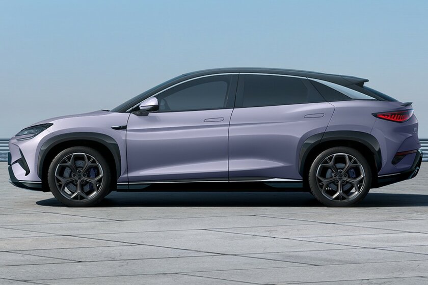 Полный привод, спортивный кузов и огромные дисплеи: BYD представила сразу два электрокроссовера
