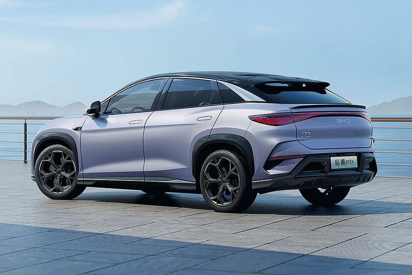 Полный привод, спортивный кузов и огромные дисплеи: BYD представила сразу два электрокроссовера