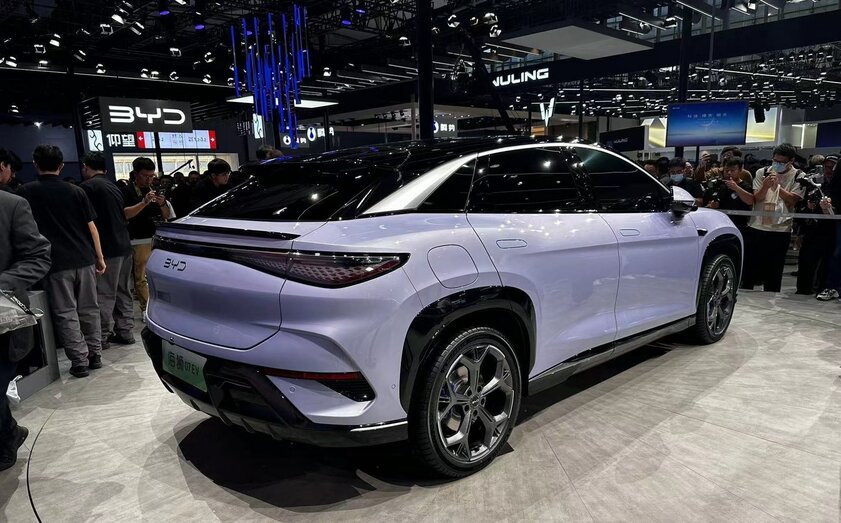 Полный привод, спортивный кузов и огромные дисплеи: BYD представила сразу два электрокроссовера