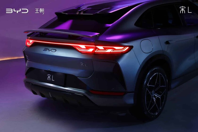 Полный привод, спортивный кузов и огромные дисплеи: BYD представила сразу два электрокроссовера